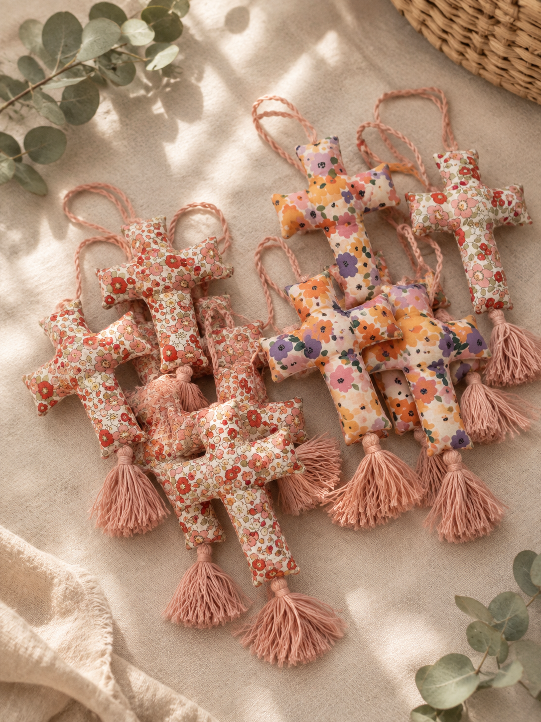 Cruz de tela floral con borla